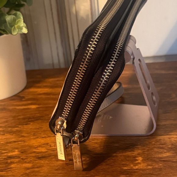 Kate Spade Staci Large
Carryall Beige Black Leather Wristlet K5786 Msrp $239 - Picture 5 of 11